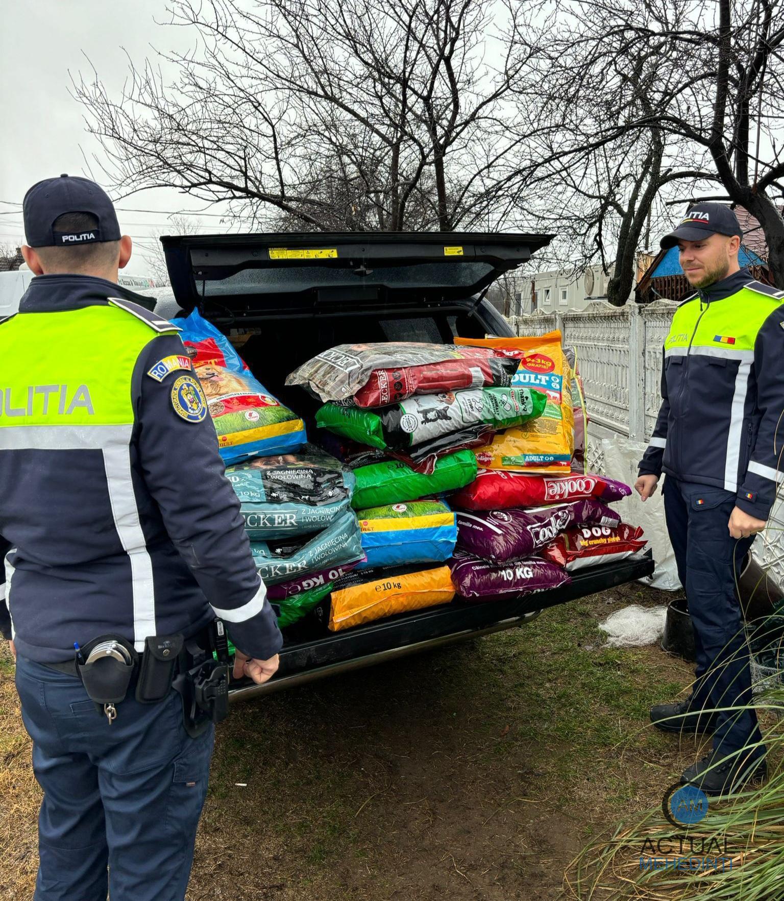 Bucurie și pentru necuvântătoare: polițiștii mehedințeni au donat hrană adăposturilor de animale.