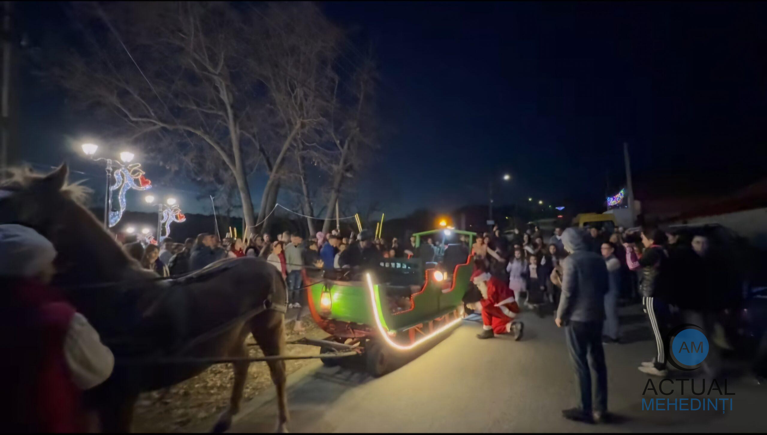 Daruri, colinde și bucurie pentru copiii din Husniciora! Moș Crăciun a ajuns în comună, într-o trăsură încărcată de cadouri.