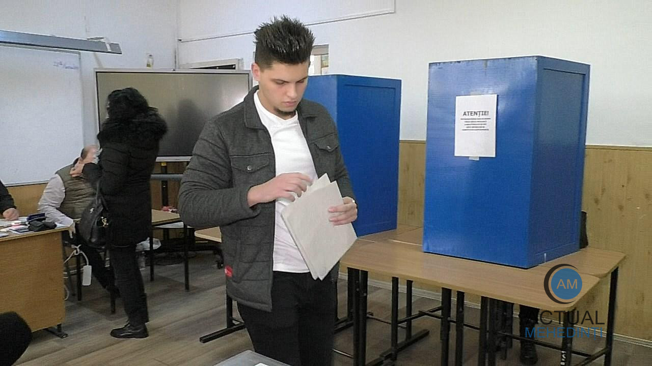 Tinerii ies la vot. Liceanul Mario votează pentru prima dată la alegerile parlamentare.
