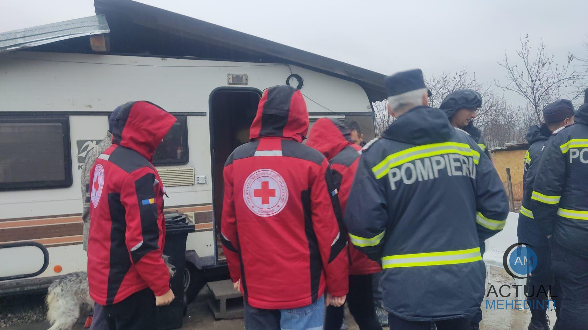 Pompierii mehedințeni și Crucea Roșie au adus speranță unui bărbat rămas fără casă, chiar înainte de sărbători.
