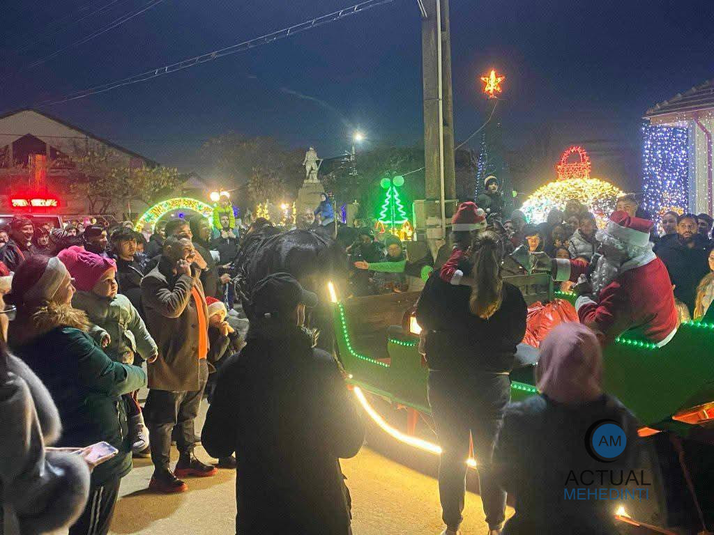 Moș Crăciun a ajuns cu trăsura încărcată de cadouri, la elevii din Gârla Mare. Copiii au colindat și au primit daruri.