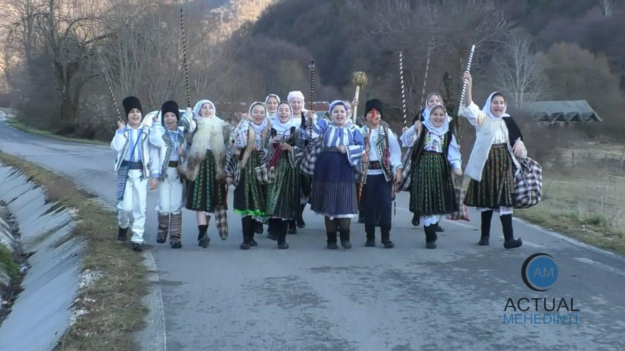 Colindatul, tradiție vie în satele de munte ale județului: cete de colindători vestesc, din poartă în poartă, nașterea Domnului.