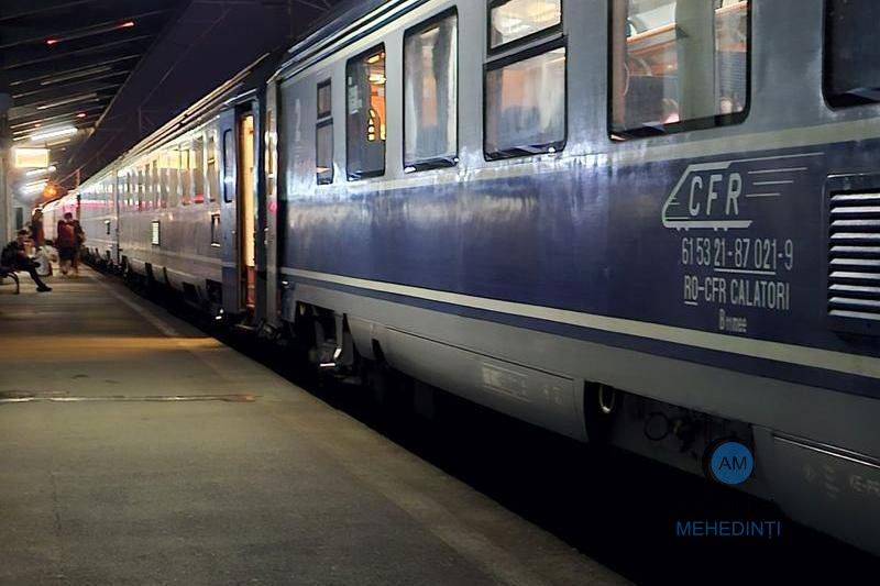 Traficul feroviar a fost întrerupt pe ruta Orșova – Valea Cernei, după ce o bucată de stâncă a căzut pe locomotivă.