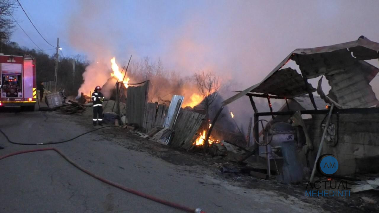 Gospodărie mistuită de flăcări! Proprietara a suferit arsuri.