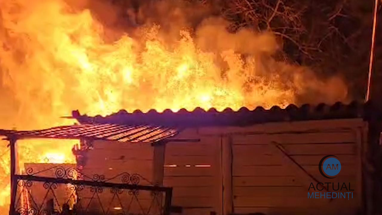 Incendiu de proporții: mai multe anexe gospodărești au fost mistuite de flăcări.
