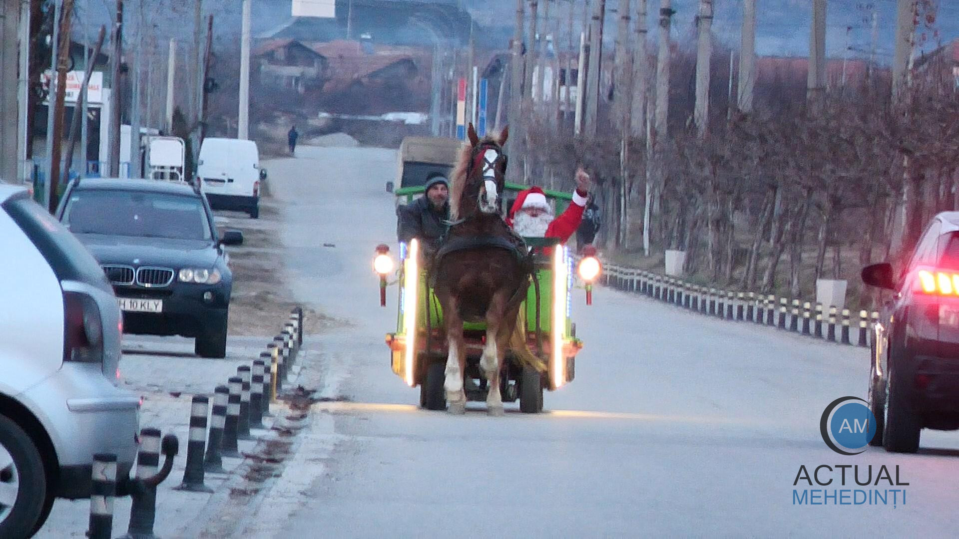 Moș Crăciun a venit cu sania încărcată de daruri pentru copiii din Șimian.