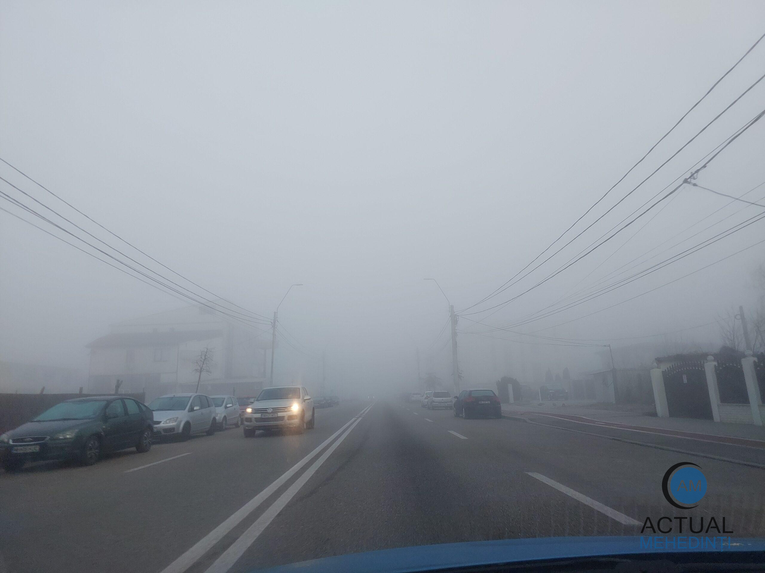 Ceața reduce vizibilitatea în trafic. Poliția vine cu sfaturi pentru conducătorii auto și pietoni.