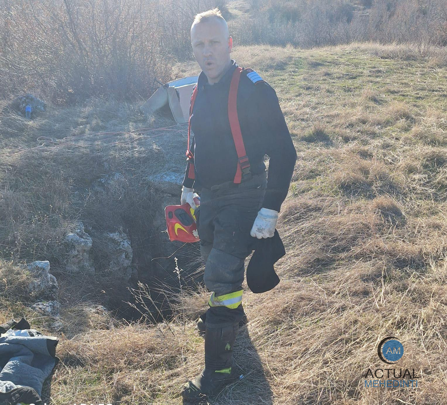 Început de an, cu o misiune salvatoare: doi câini au fost salvați de pompieri, dintr-o râpă de 12 metri.