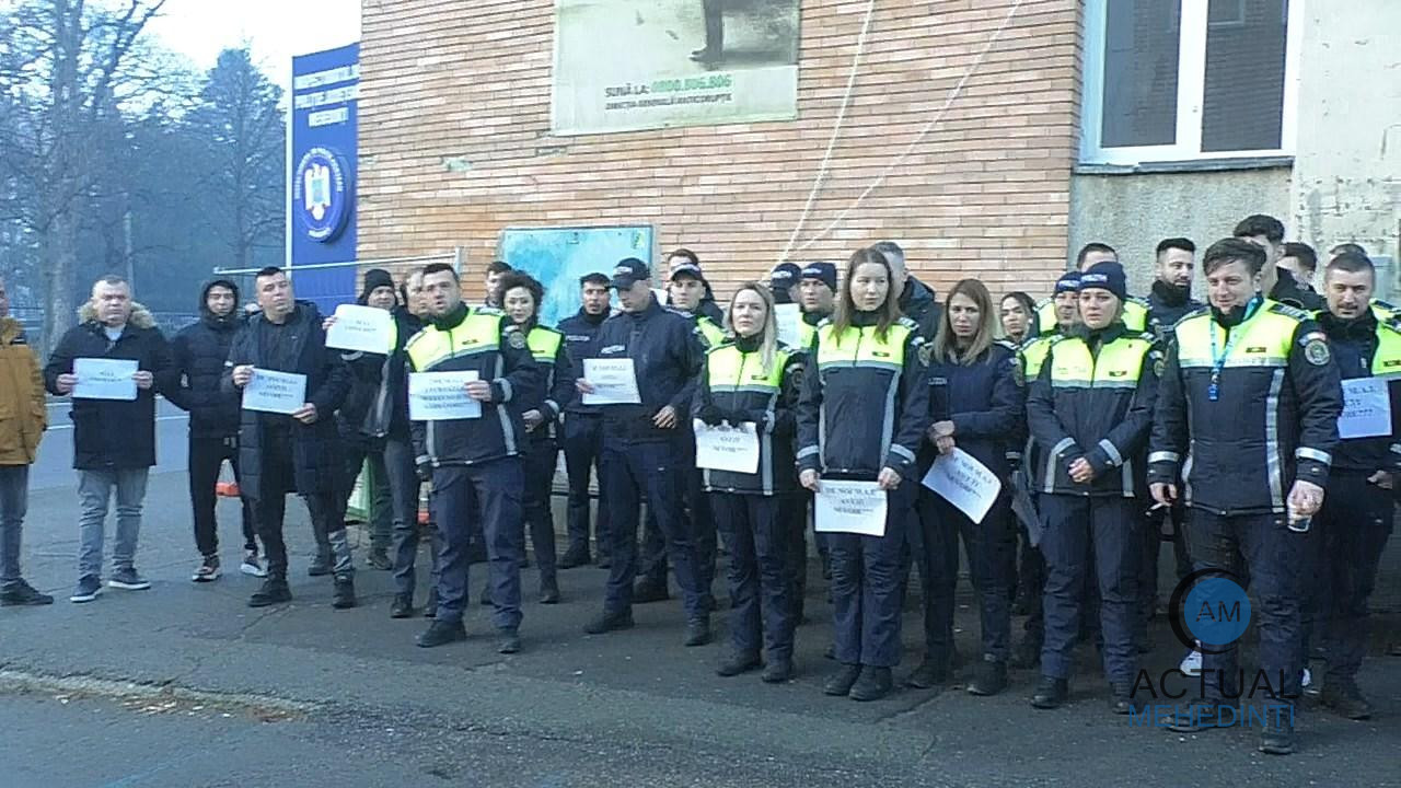 Polițiștii mehedințeni, protest în stradă: „Bătaie de joc la adresa noastră!”