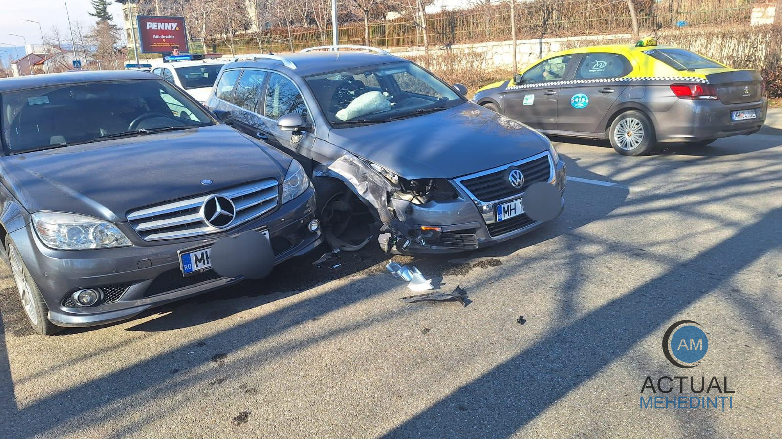 Carambol cu trei autoturisme, provocat de un șofer neatent! Pagube însemnate!