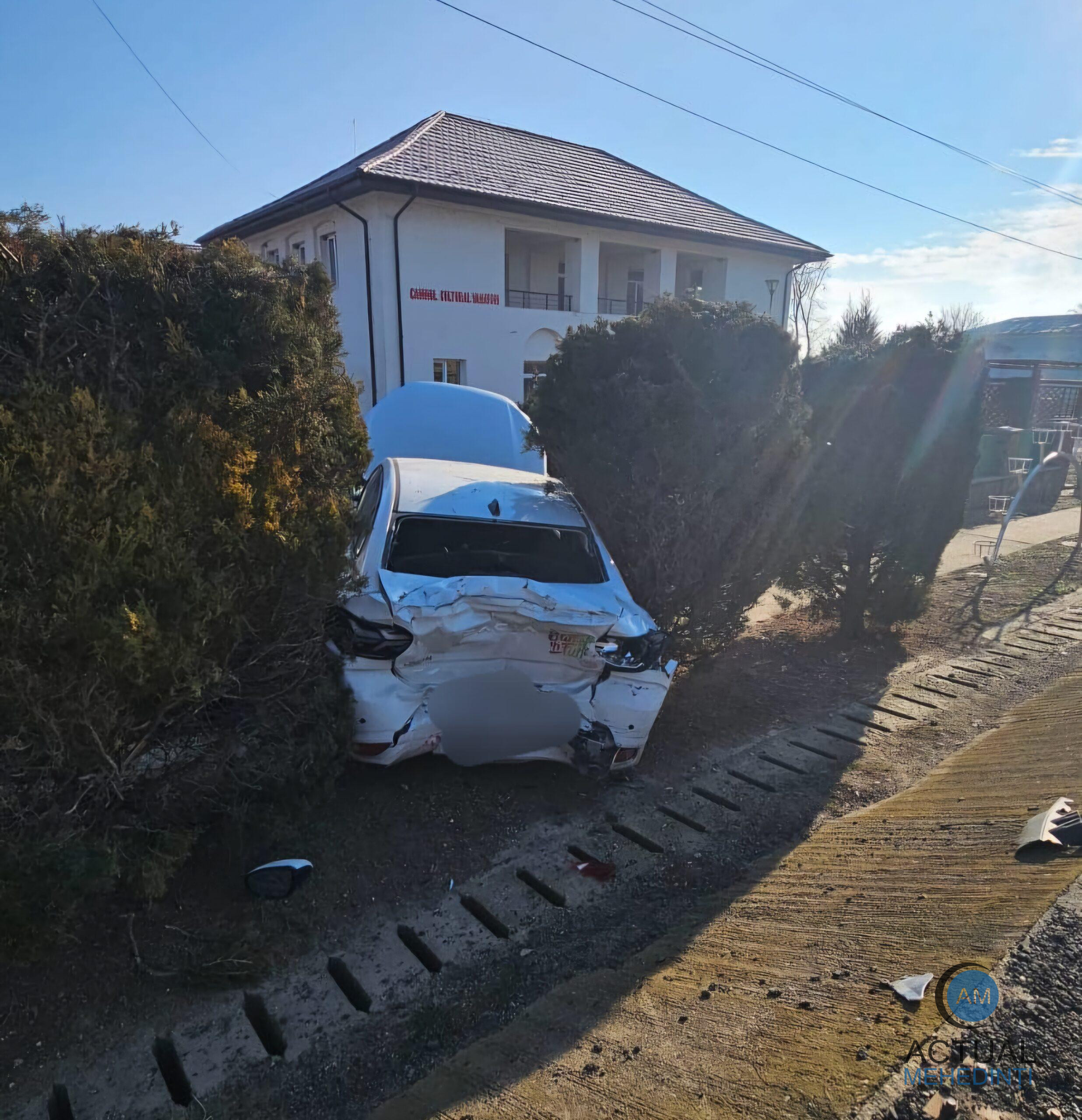 Accident între un autoturism și un autotren! Impactul s-a produs pe DN 56A.