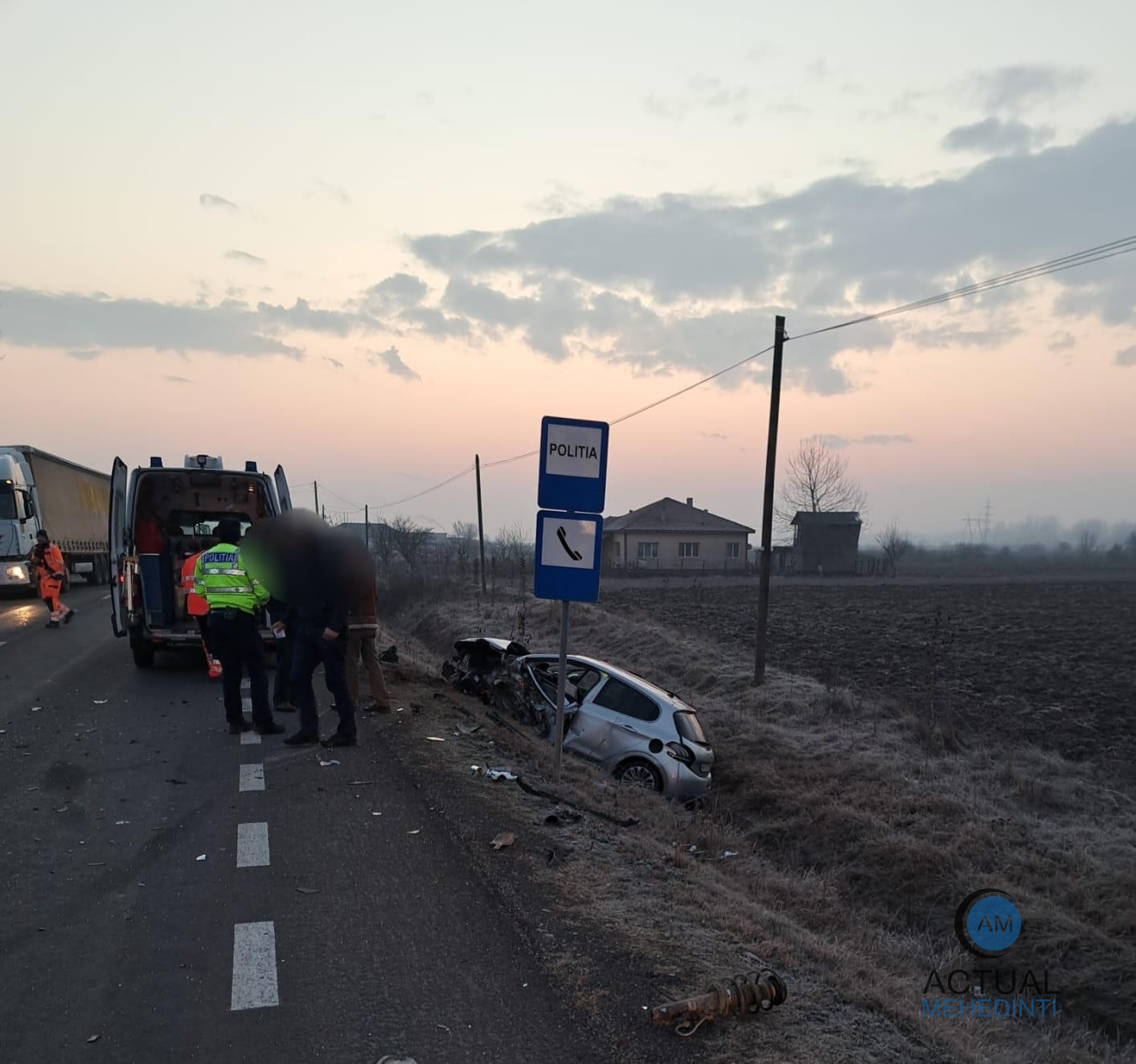 Accident cu două autoturisme și trei victime! Una din mașini a ricoșat în canal.