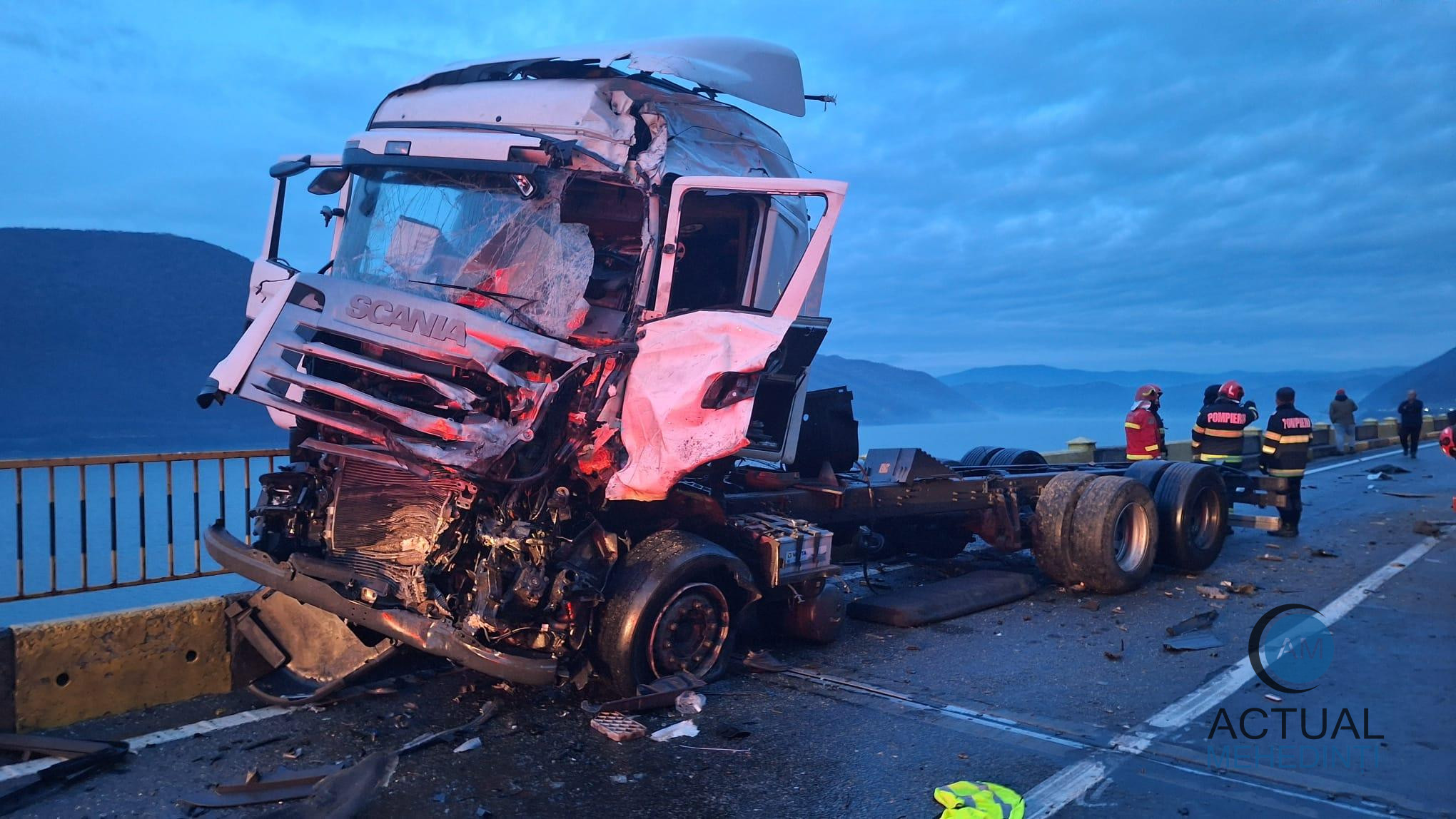 Accident mortal, pe viaducte! Șoferul unui autotren a decedat pe loc.