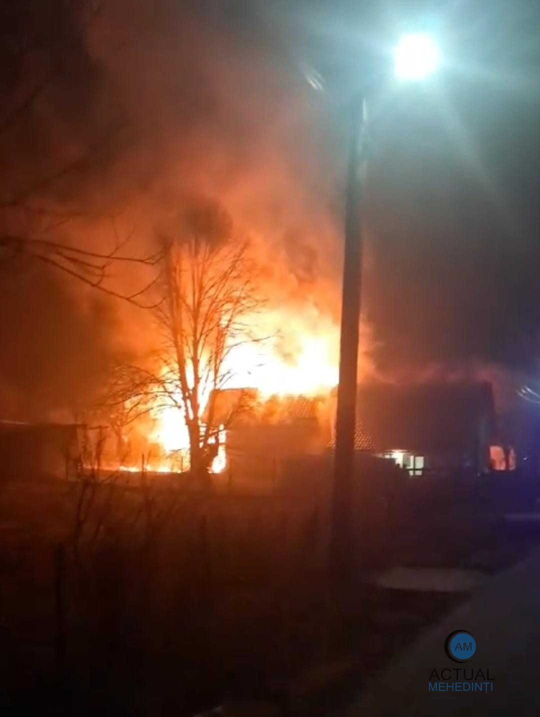 Casă făcută scrum, în urma unui incendiu violent. Proprietarii au rămas sub cerul liber, după ce flăcările au mistuit întreaga locuință.