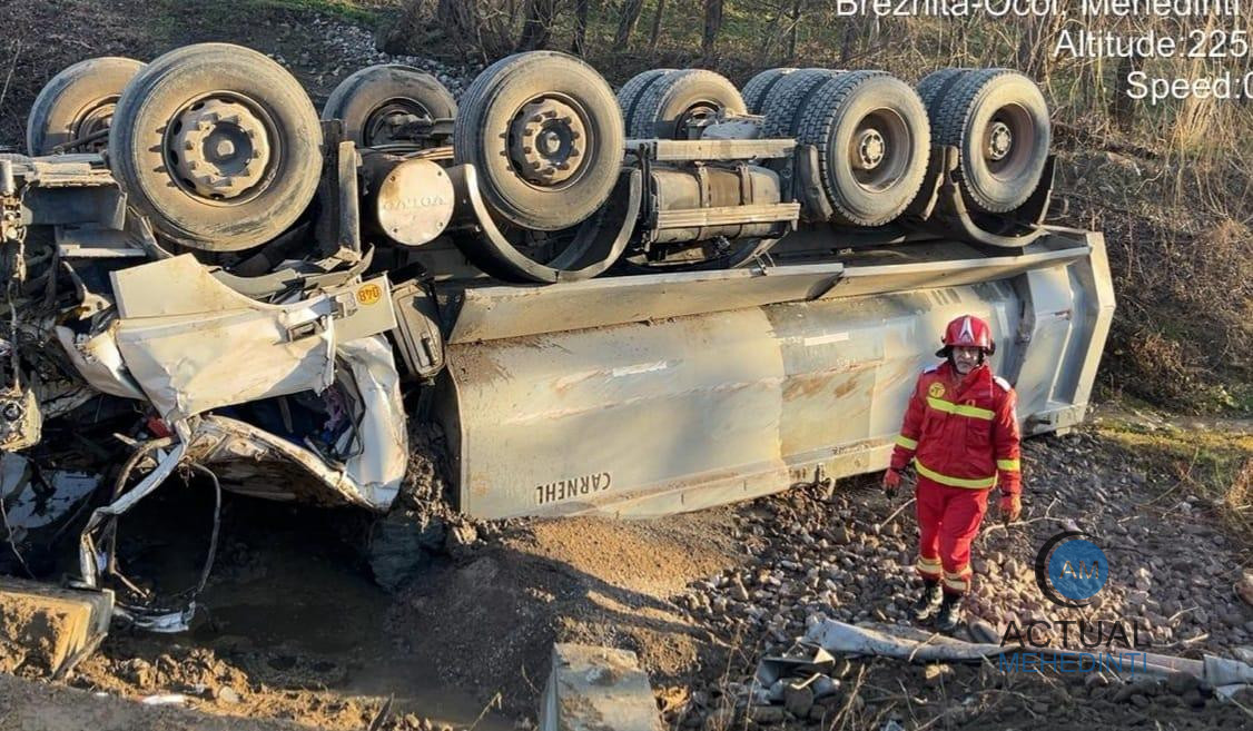 Accident în Jidoștița! S-a răsturnat cu basculanta în șanț.