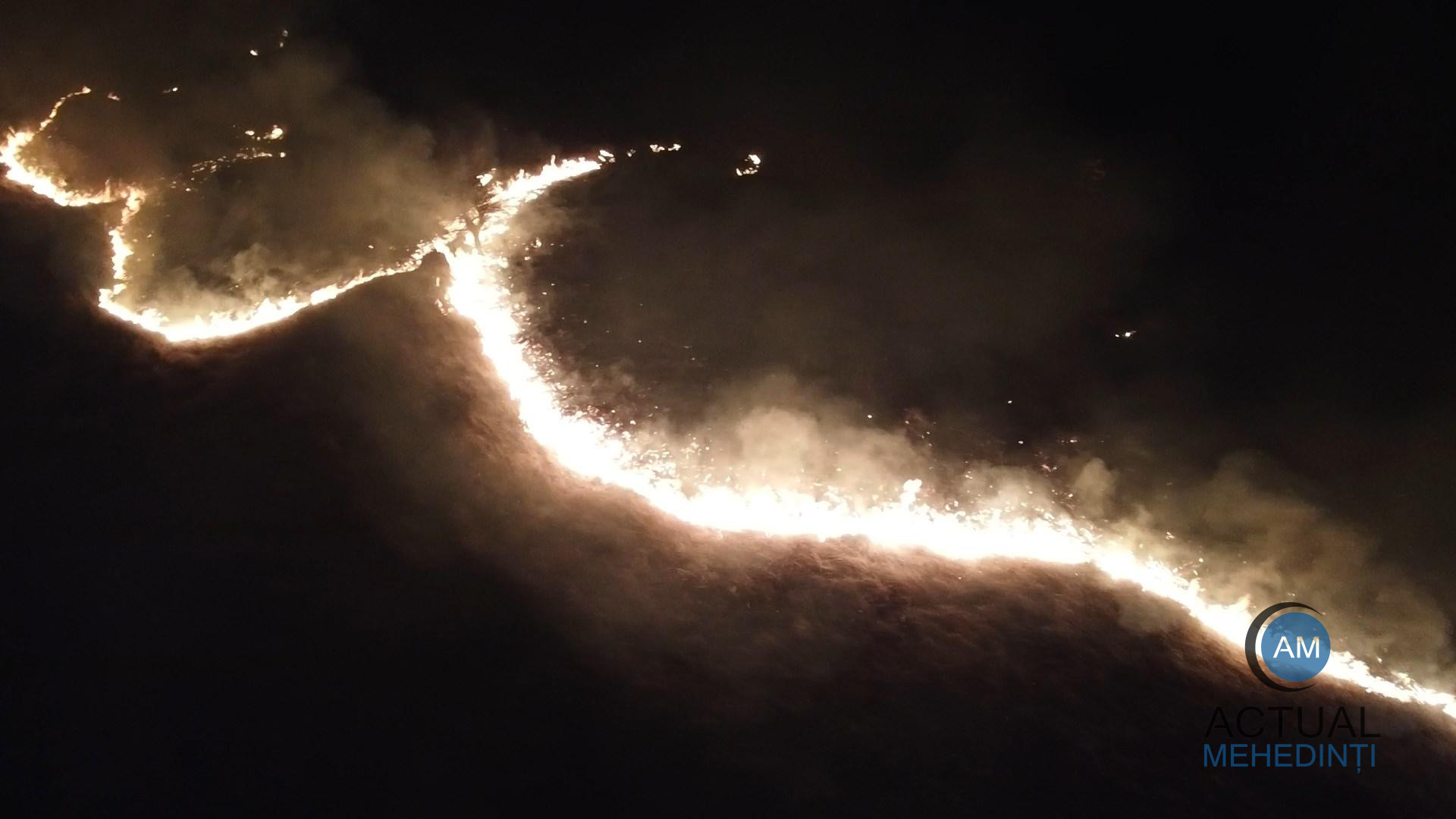 Incendiu de vegetație, pe opt hectare! Flăcările s-au extins cu repeziciune din cauza vântului.