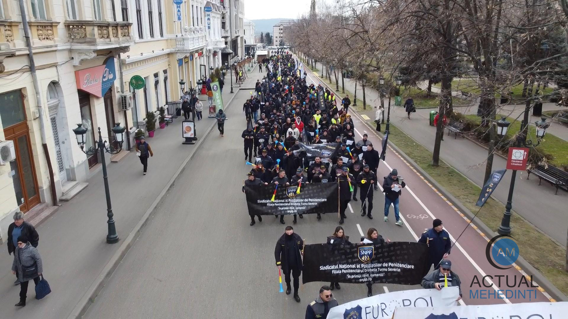 Sute de angajați din sistemul de protecție și ordine publică, protest în stradă! Protestatarii își cer drepturile.