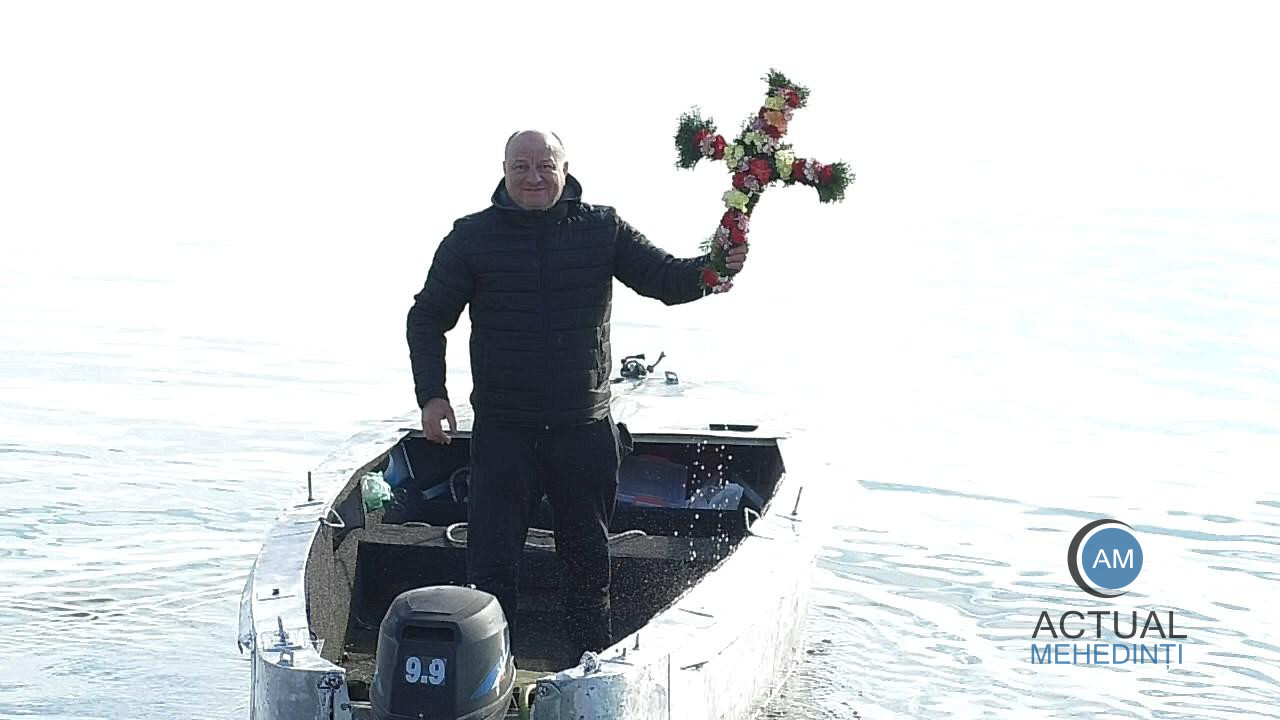 Sute de credincioși prezenți la slujba de Bobotează din portul Drobeta! Anul acesta, nu s-a aruncat nimeni în apă pentru a recupera crucea.