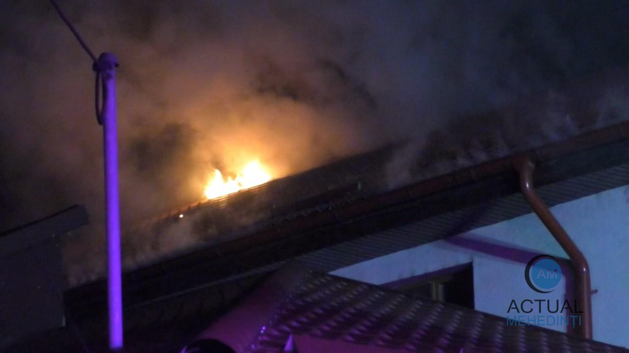 Incendiu la o casă din Severin! Un coș de fum a distrus partea superioară a imobilului.