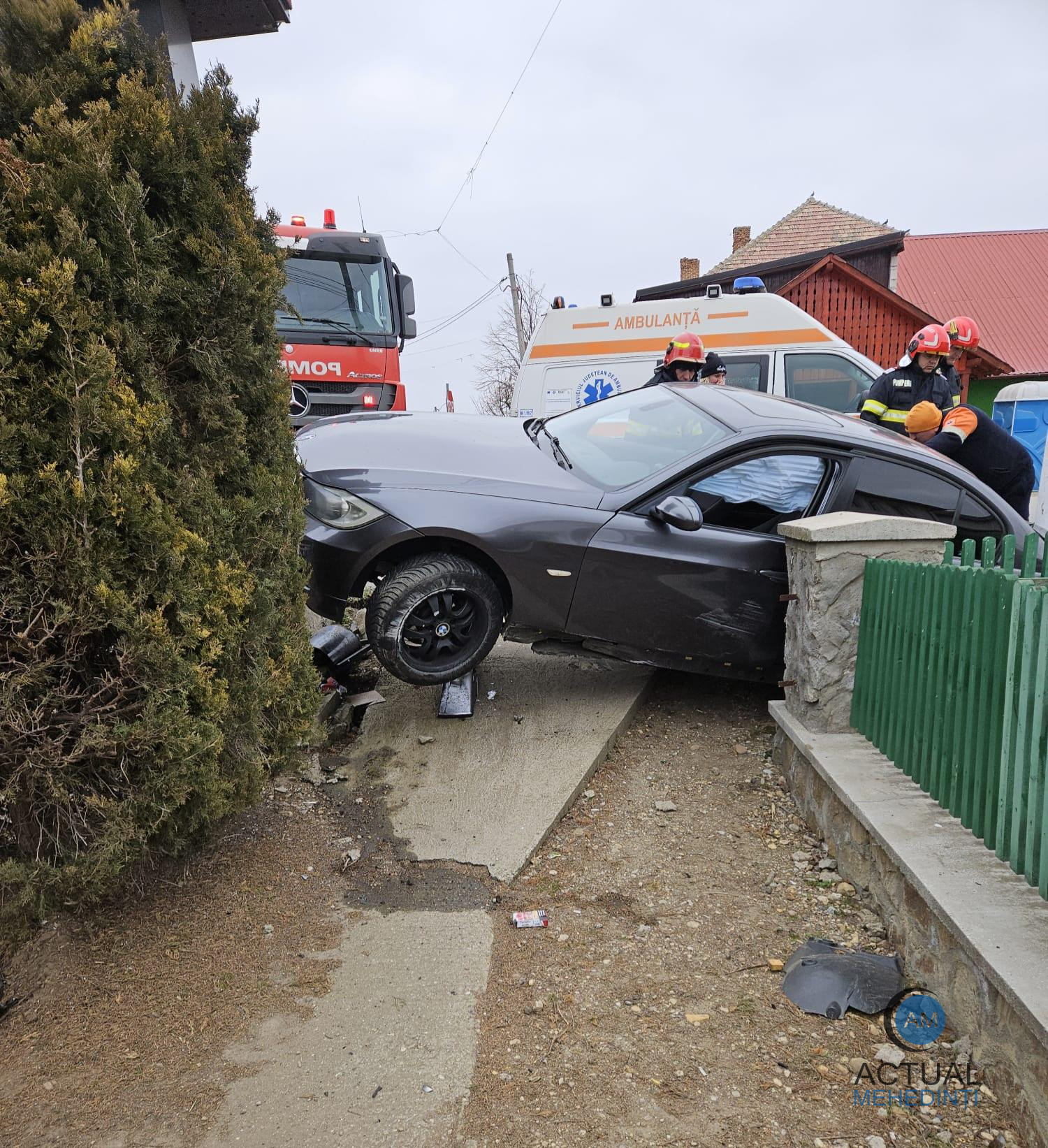 Accident între un autoturism și un autotren! Mașina a ricoșat într-un gard.