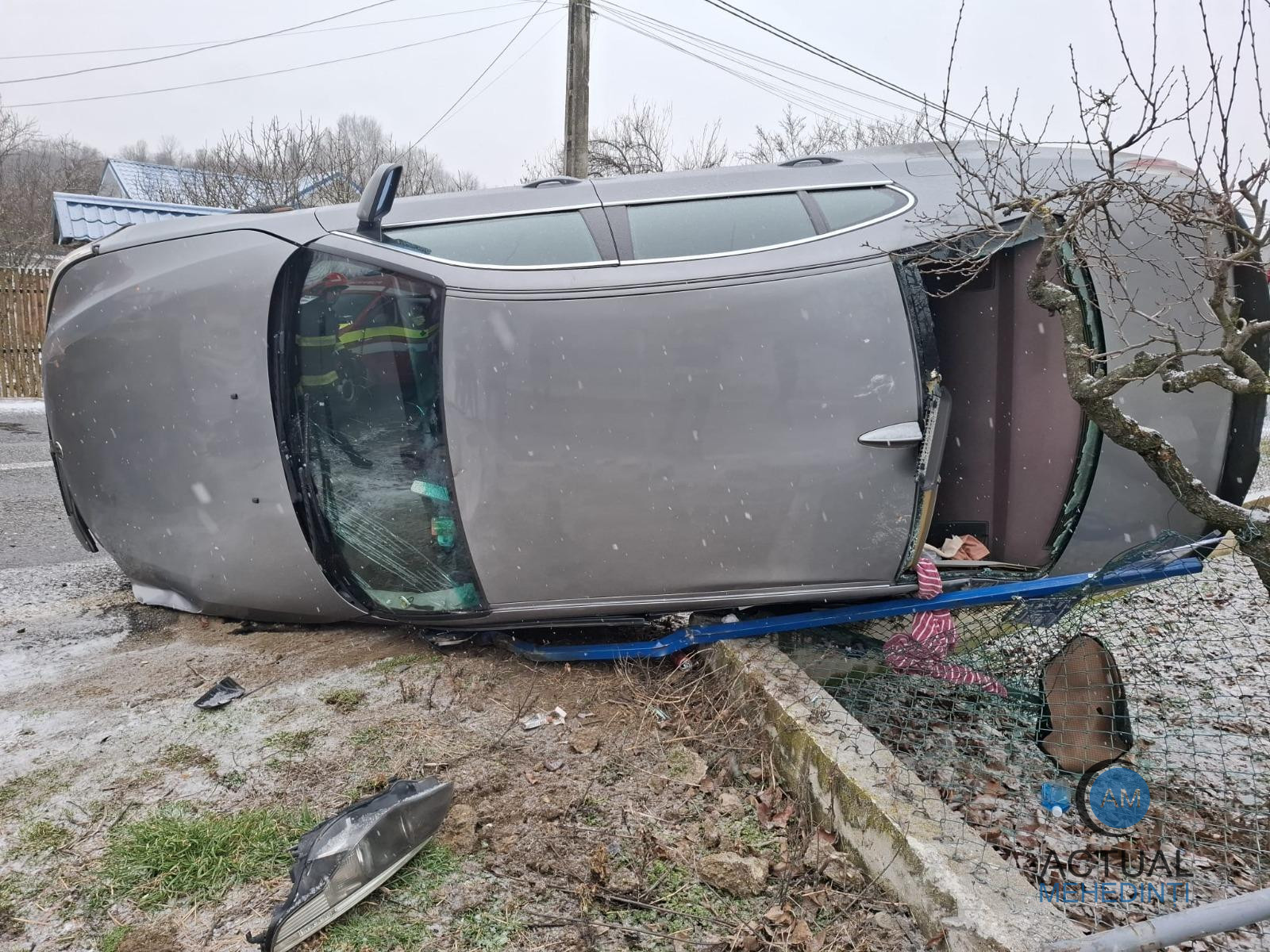 Accident în Batoți: a pierdut controlul volanului și s-a răsturnat cu mașina.