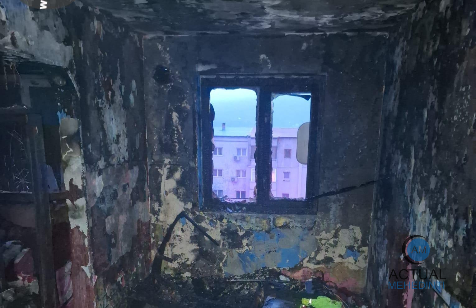 Incendiu devastator într-o garsonieră din Orșova: au lăsat un calorifer nesupravegheat și au ajuns la spital cu arsuri.