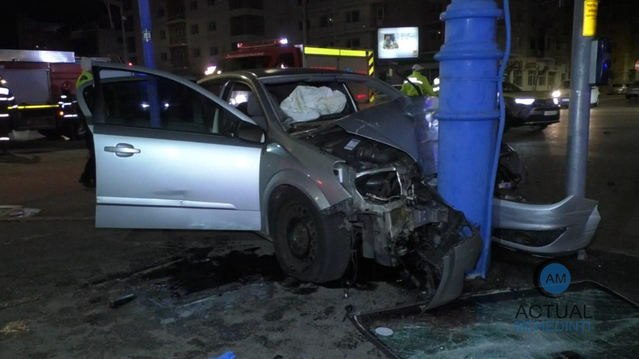 Accident violent, șofer încarcerat! Mașina a ricoșat într-un stâlp.