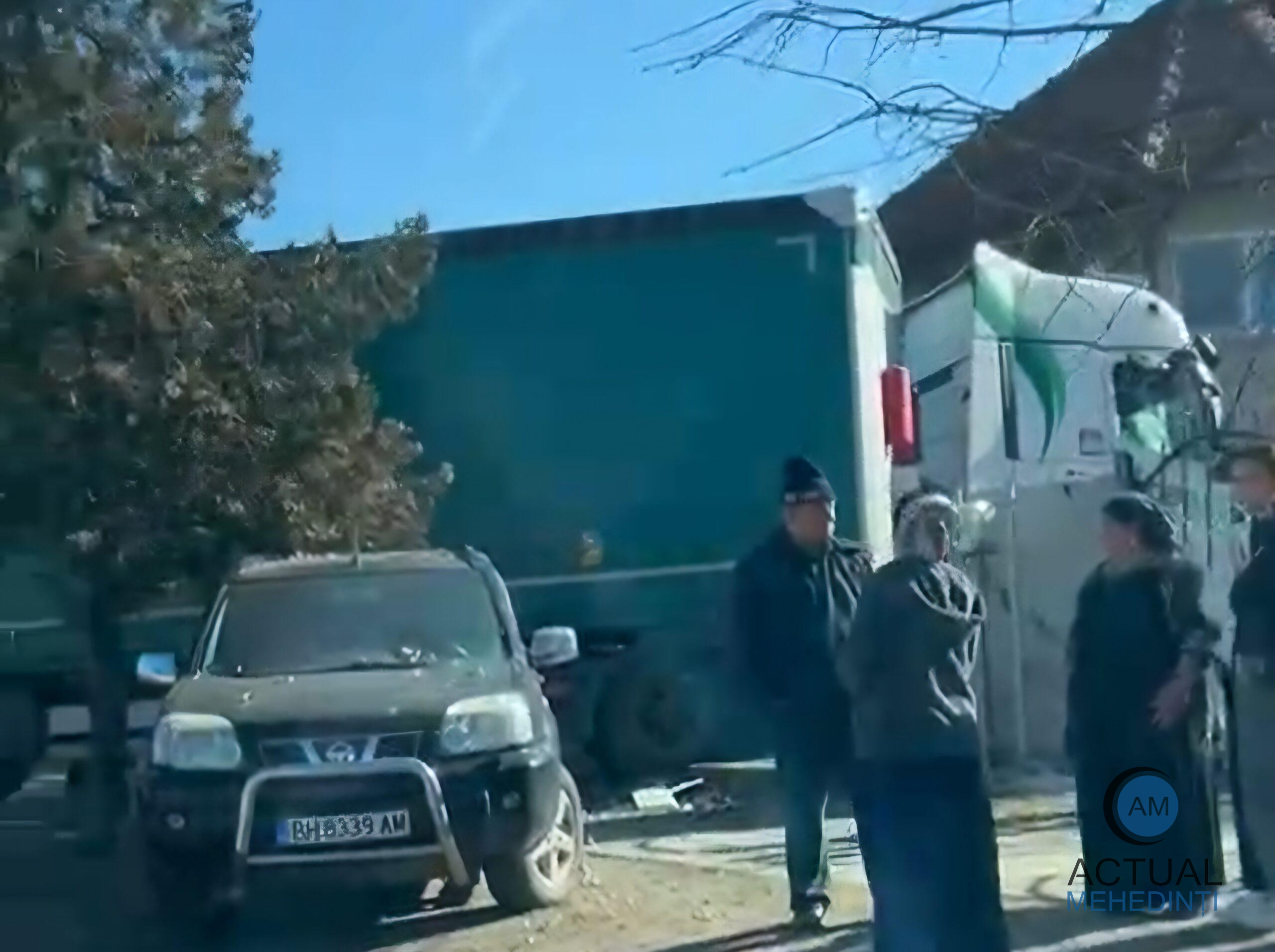 Accident în Strehaia: a ajuns cu autotrenul într-o casă!