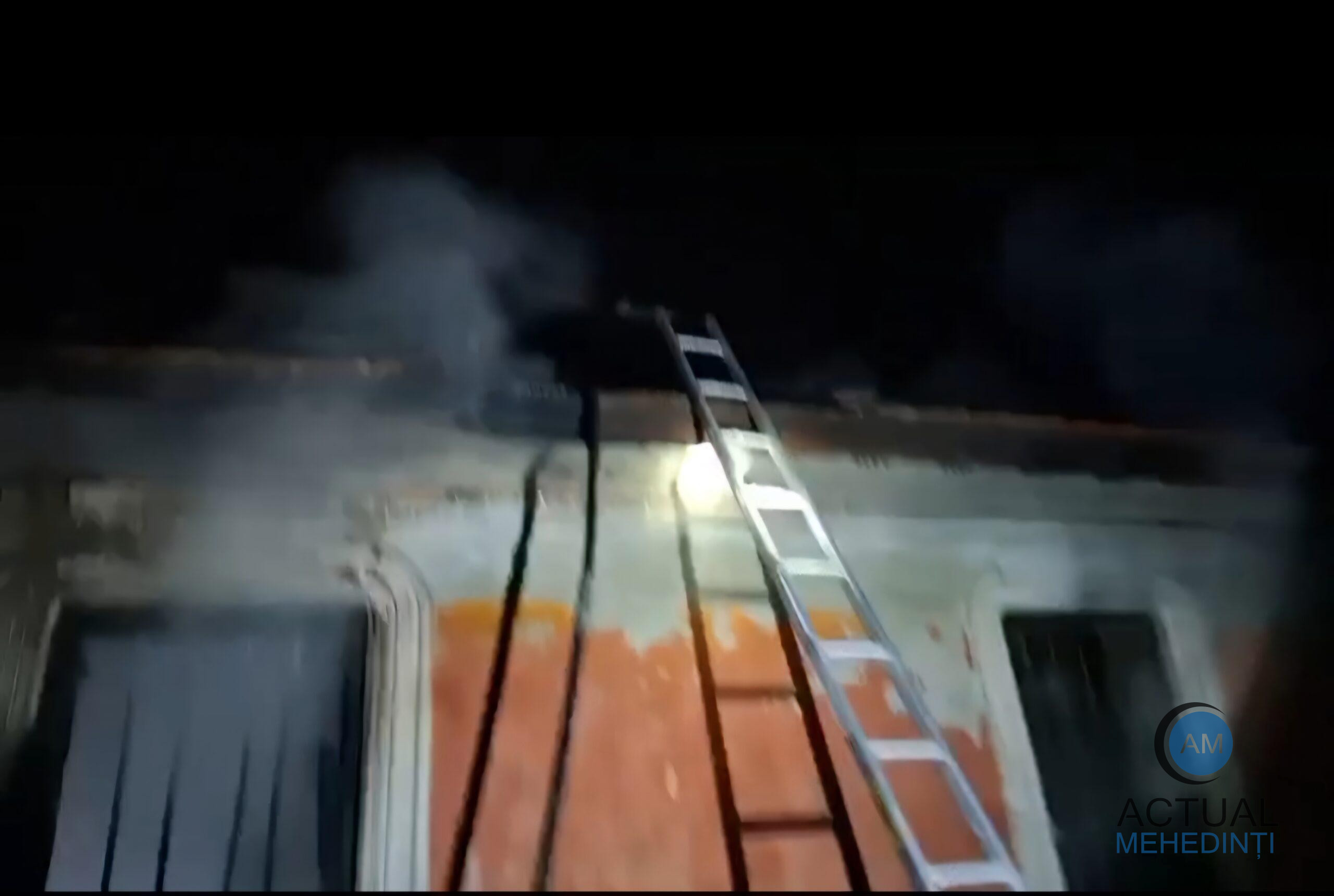 Incendiu violent: a ars o casă din Vânju Mare.
