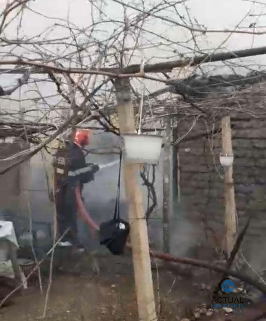 Casă cuprinsă de flăcări, în Cujmir! Intervin pompierii.