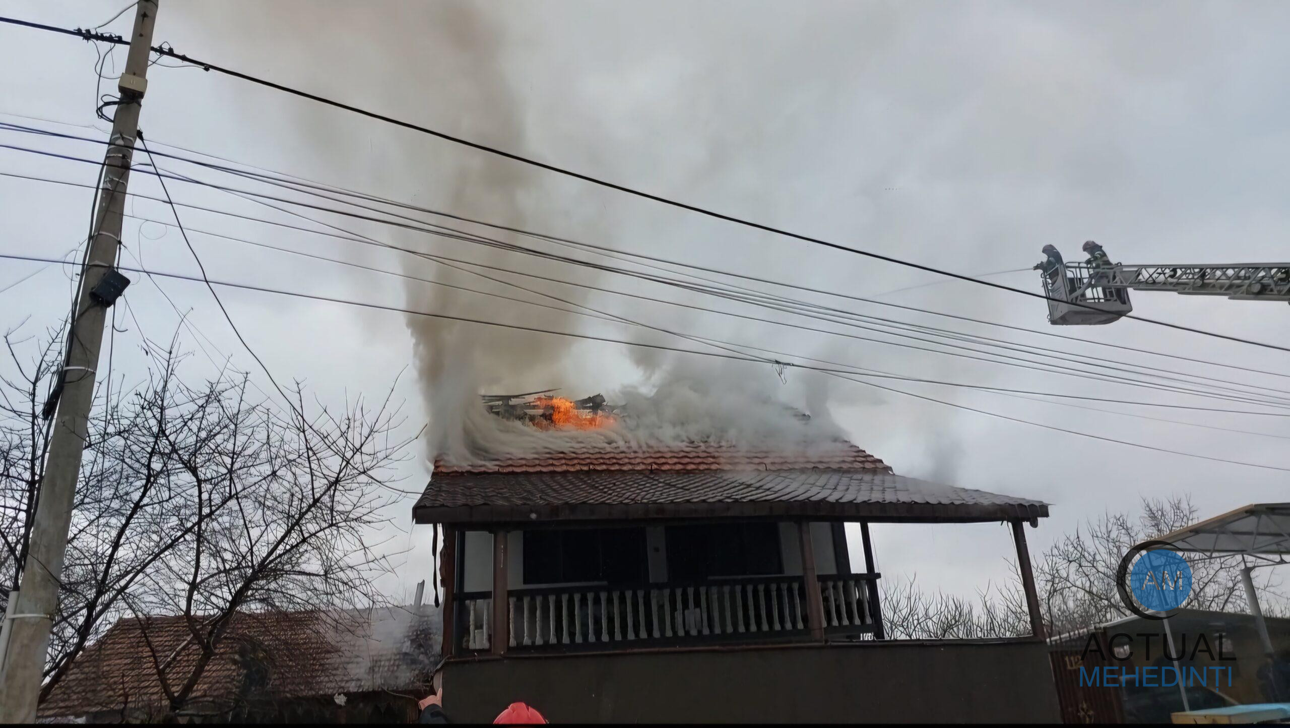 Incendiu izbucnit la o casă! Imobilul a fost mistuit de flăcări.