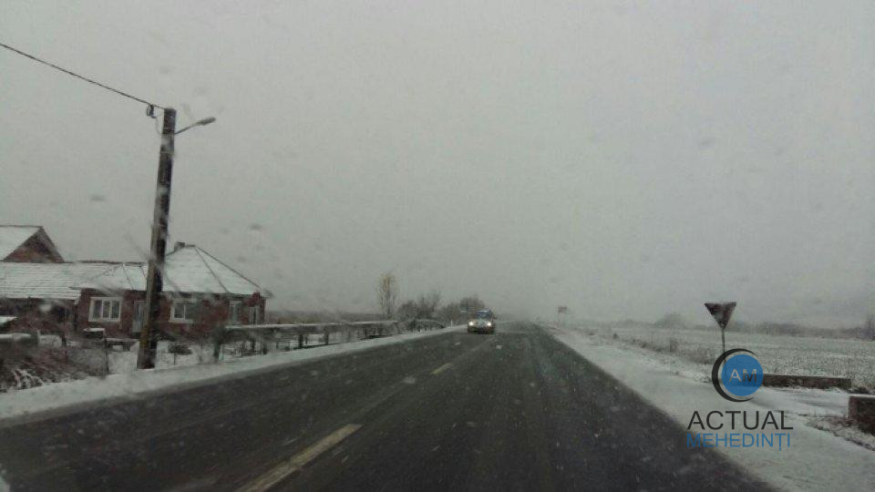 Atenție, șoferi! Se circulă în condiții de carosabil umed.
