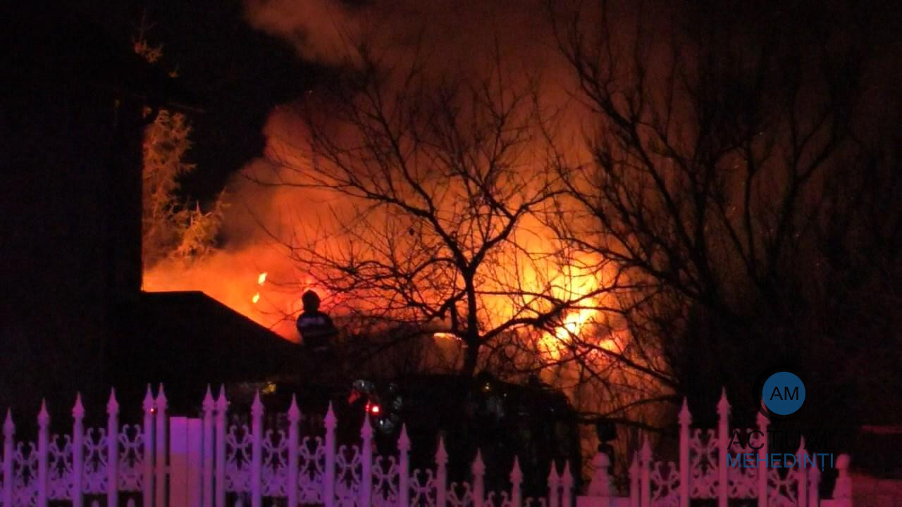 Incendiu violent; anexă gospodărească, mistuită de flăcări!