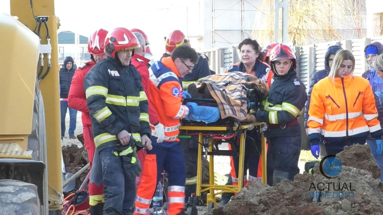 Bucurie și emoție, din partea salvatorilor, după scoaterea muncitorului de sub mal! Muncitorii de pe șantier nu purtau echipamente de protecție.