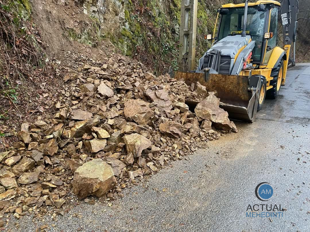 Copaci smulși de vânt și pietre căzute de pe versanți!