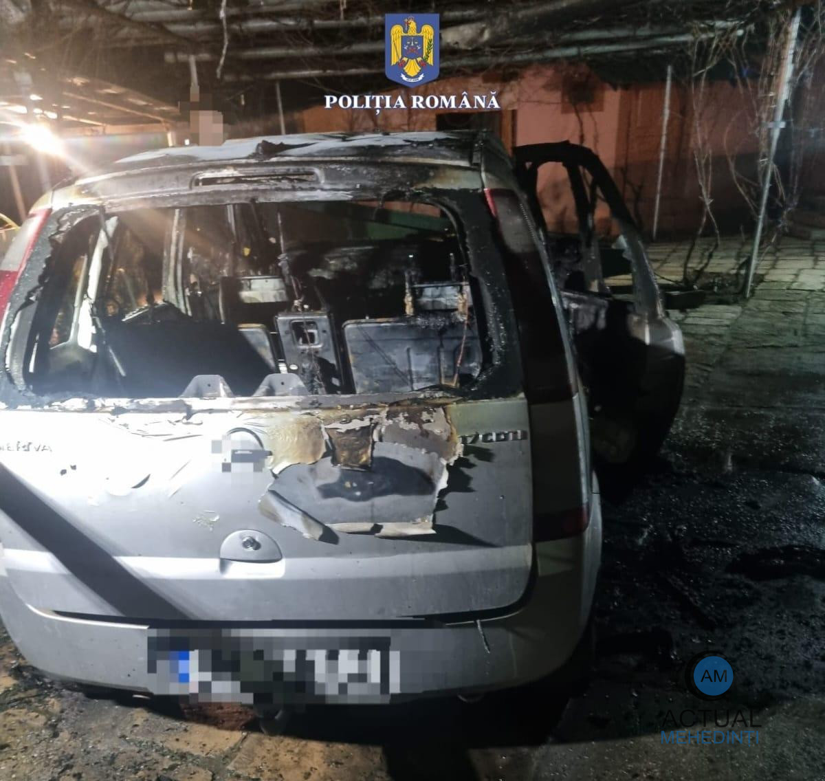 Reținut, după ce a incendiat autoturismul amantului soției! Bărbatul a băut bine și a plecat să se răzbune.