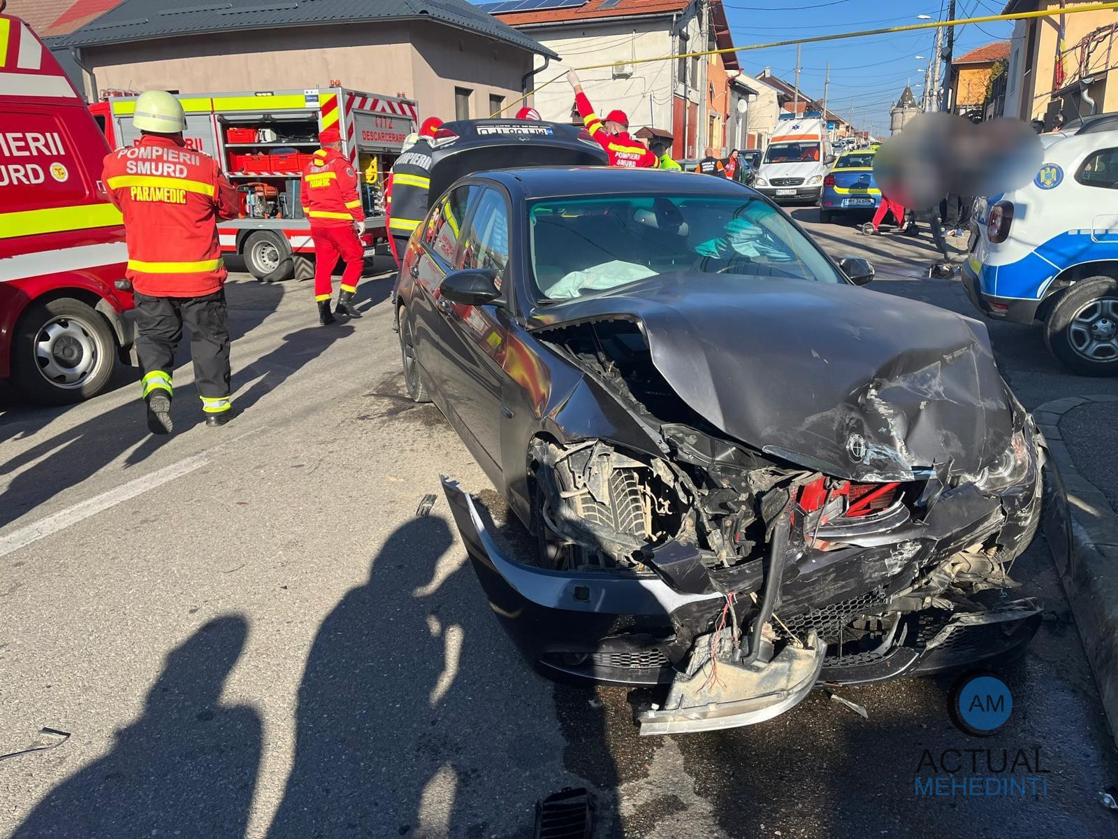 Accident cu trei victime și pagube însemnate!