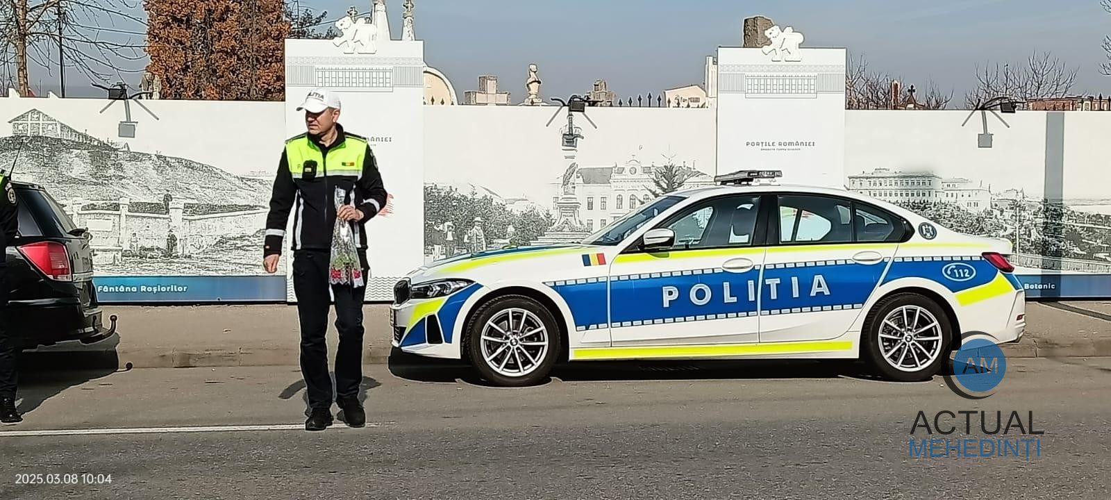 O altfel de acțiune în trafic, pentru polițiști: flori și zâmbete, oferite șoferițelor!