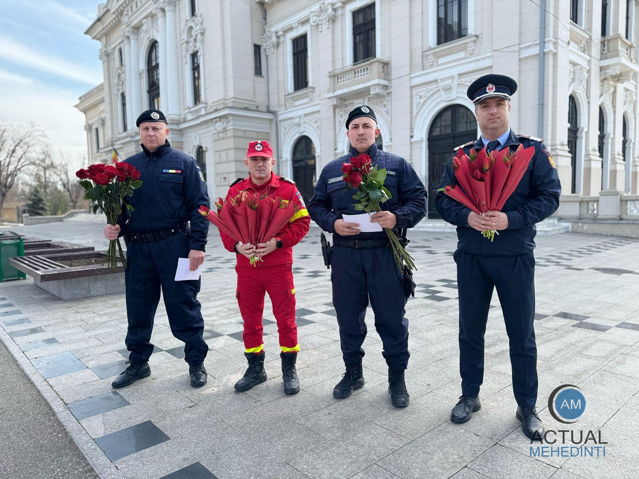 Misiune diferită pentru salvatori: au împărțit flori, de 8 Martie.