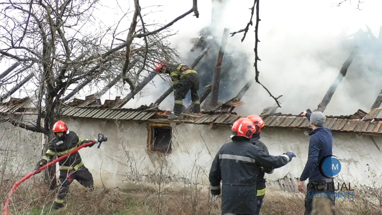 Au rămas sub cerul liber, din cauza unui coș de fum. Flăcările le-au mistuit locuința.