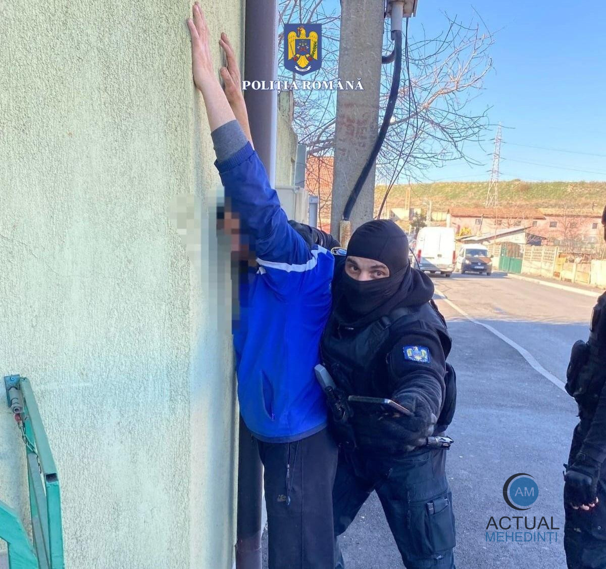 Prins transportând, în sacoșe de rafie, tutun și țigări de contrabandă!