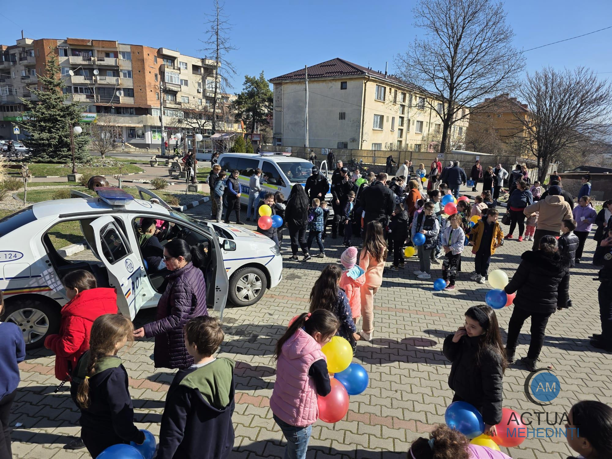 Ziua Poliției, marcată în Strehaia! Elevii au testat tehnica Poliției Mehedințene.