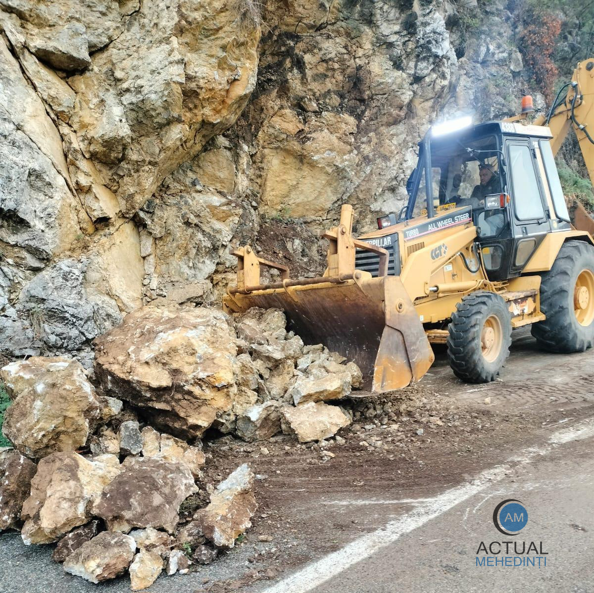 Pietre căzute de pe versanți, în Dubova! Intervin drumarii.