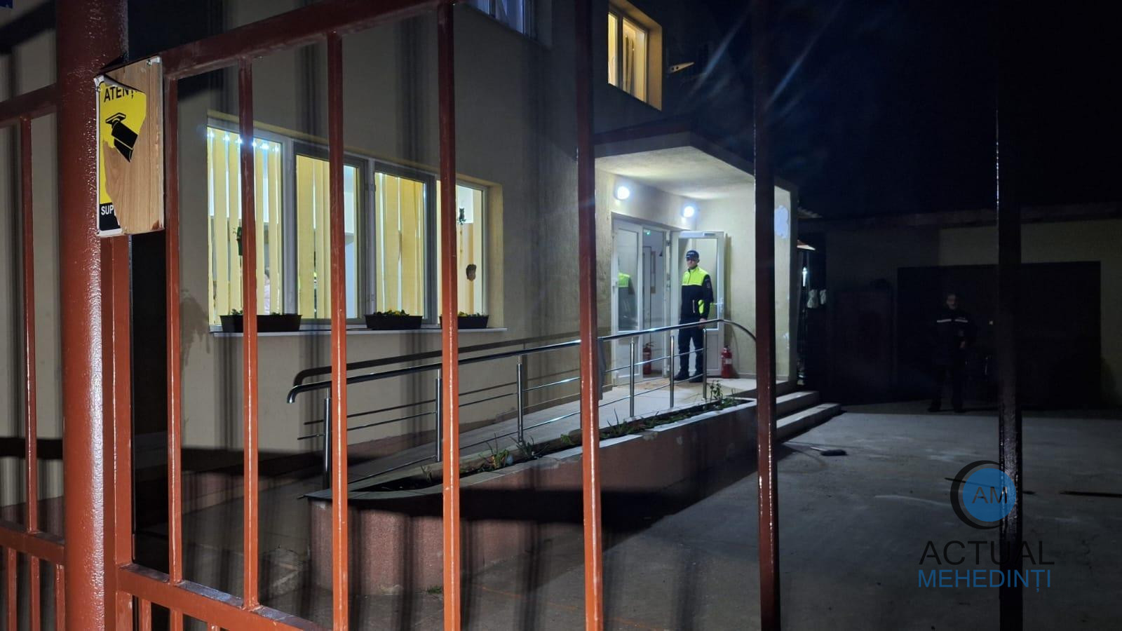 Minorul înjunghiat, transportat la spital! DGASPC nu comentează incidentul. Problemele se țin lanț la Casa de tip familial „Drobeta”.