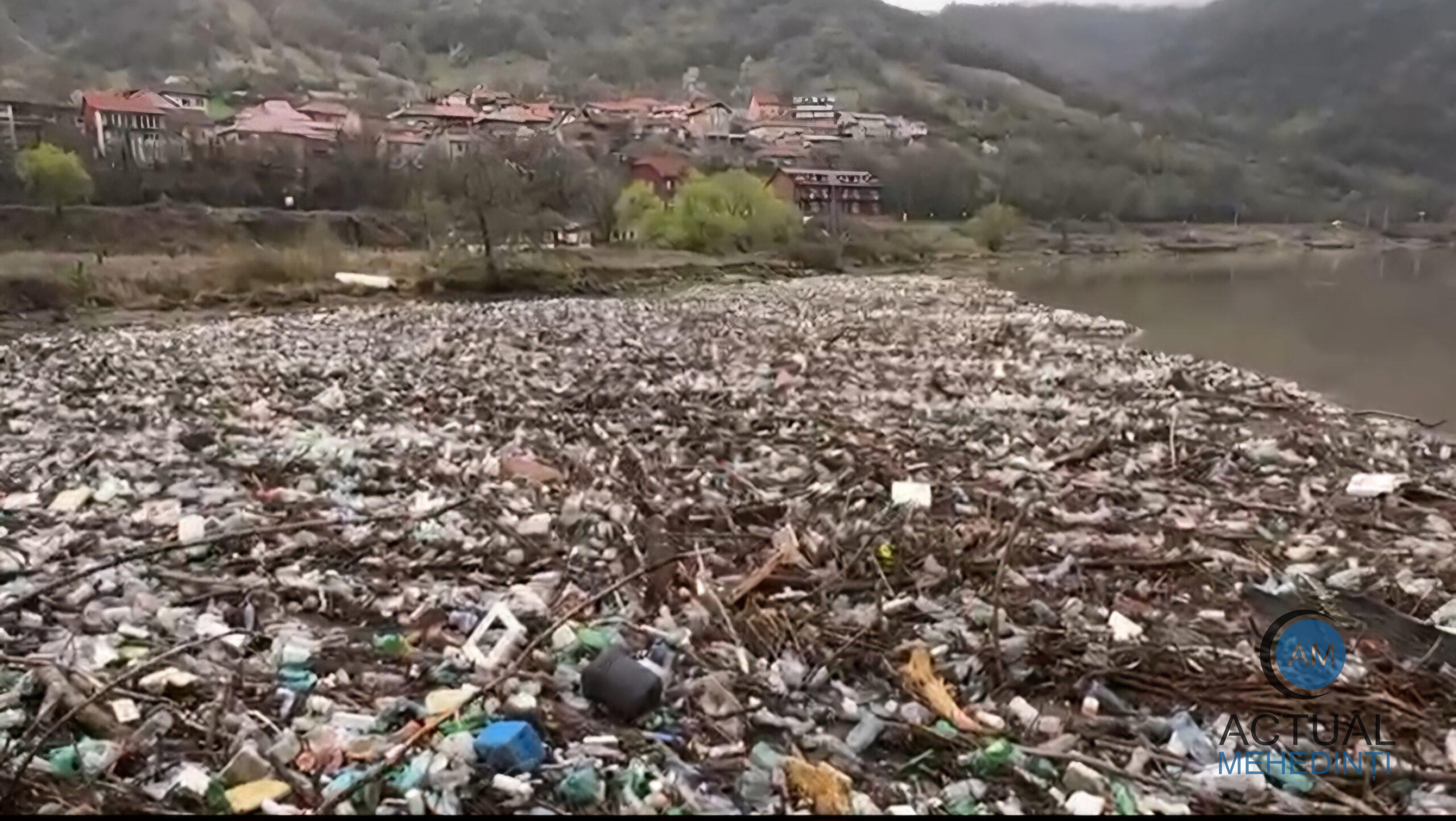 Tone de deșeuri aduse de viituri: autoritățile strâng gunoaiele și caută vinovații.