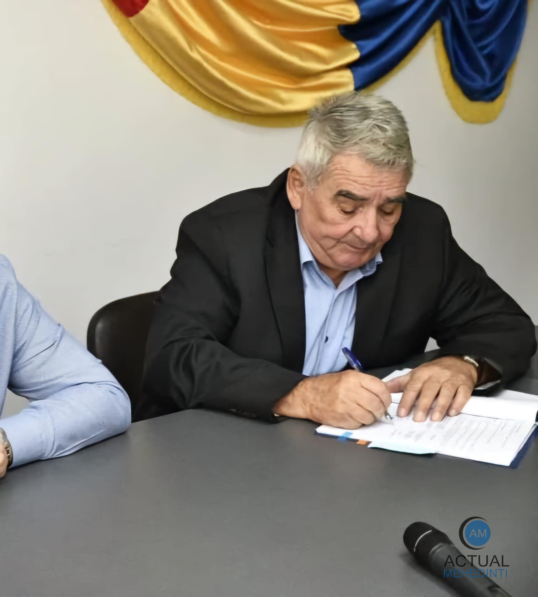 Săracul primar bogat! Edil și pensionar în același timp, uitat în funcție!