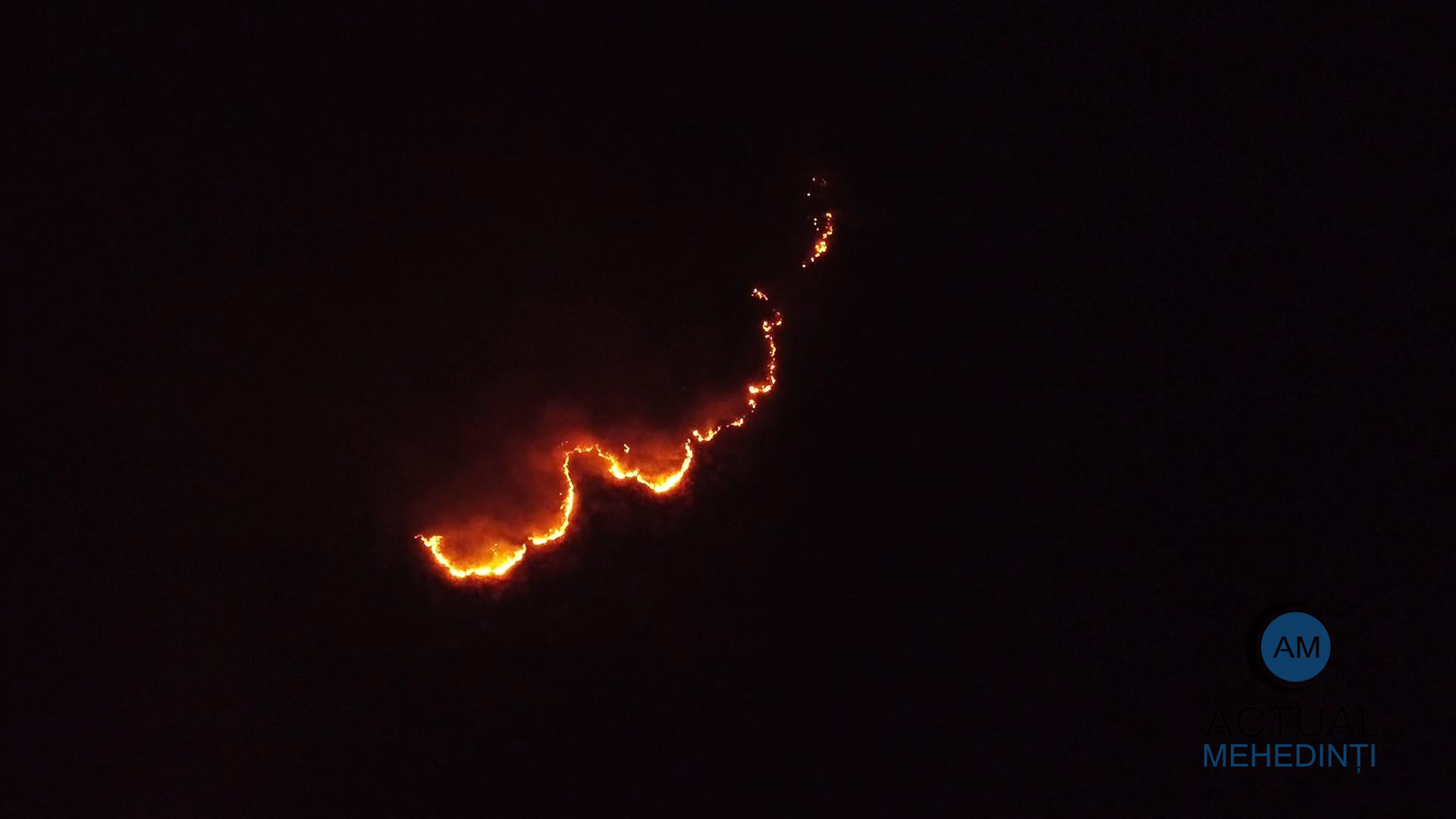 Incendiu violent în Căzănești! Trăiesc sub amenințarea flăcărilor: localnicii se tem că incendiile le vor mistui gospodăriile.