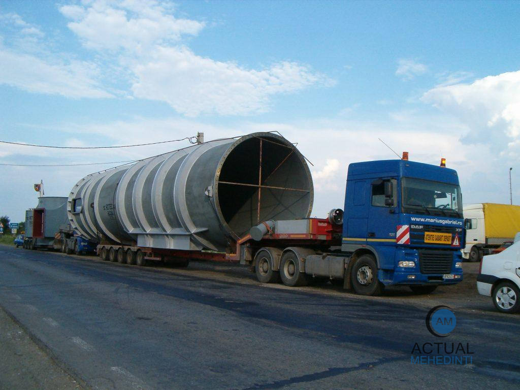 Un transport agabaritic va tranzita Mehedințiul.