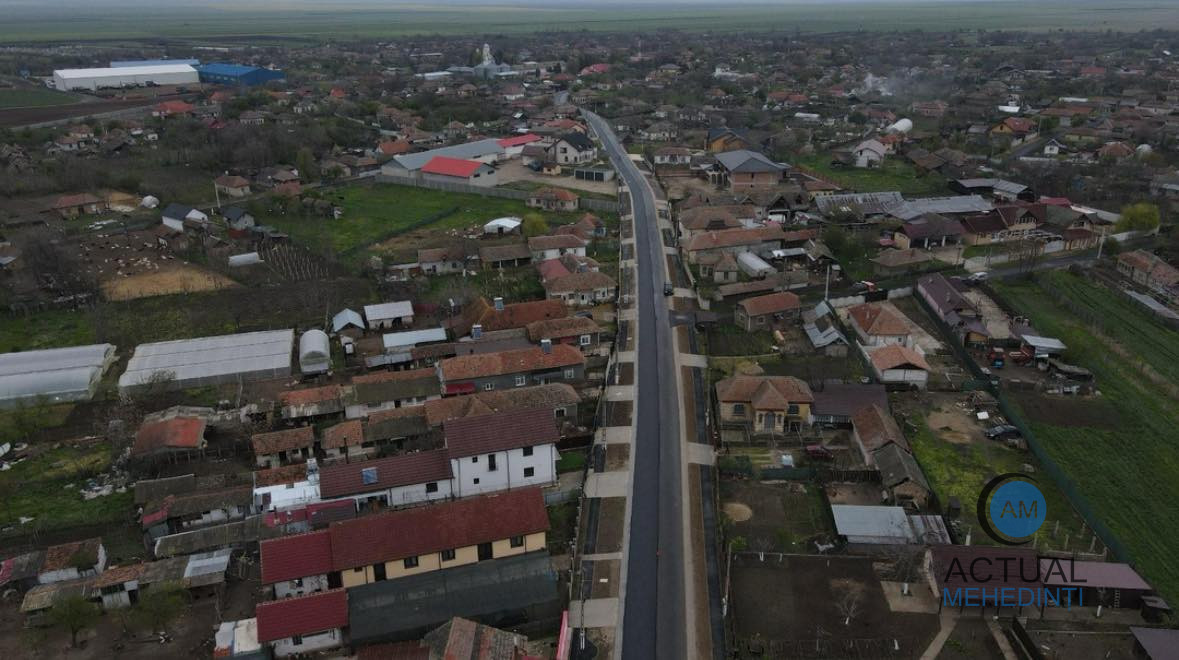 Se lucrează în ritm alert pentru asfaltarea Drumului Județean 562. În trei luni, drumul va fi recepționat.