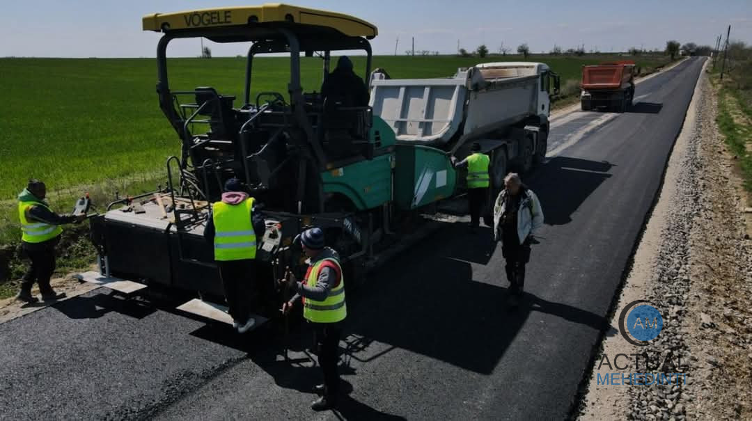 Continuă lucrările de reabilitare a Drumului Județean 606 A. Autoritățile promit finalizarea investiției până la sfârșitul anului.